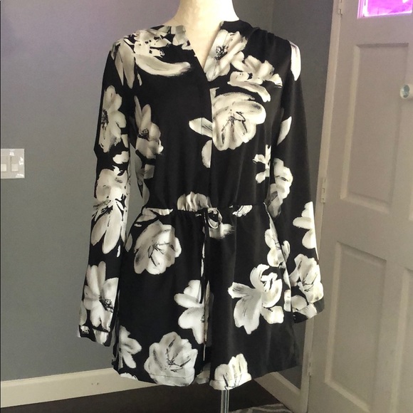 Katherine Barclay Floral Print Romper - Picture 2 of 7